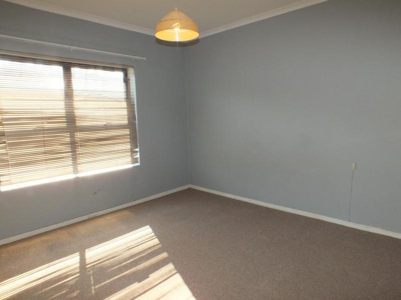 To Let 4 Bedroom Property for Rent in Van Riebeeckshof Western Cape